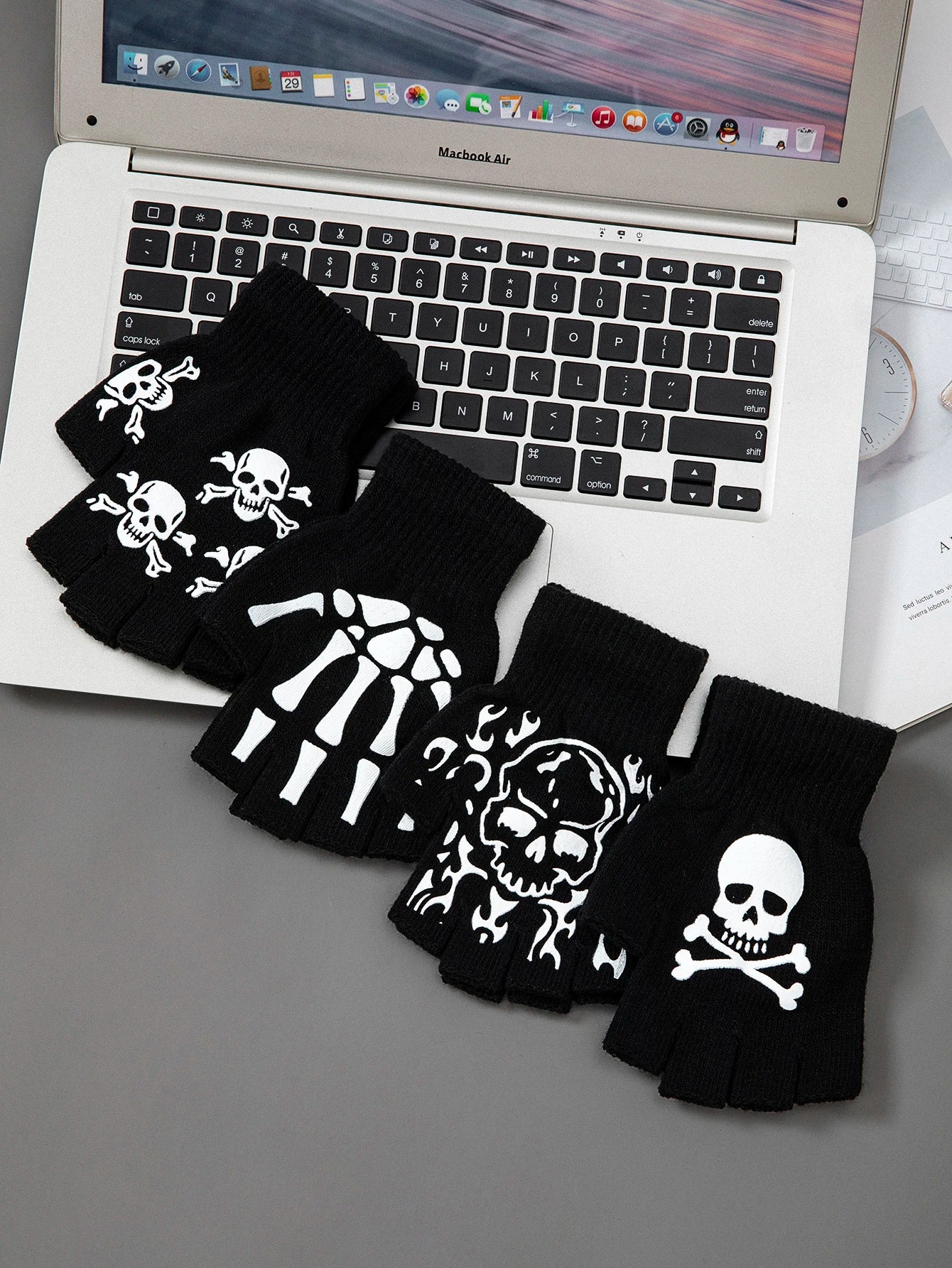 1pcs New Kids Halloween Skeleton Skull Half Finger Luminous Punk Gloves Winter Skull Fingerless Black Mitten