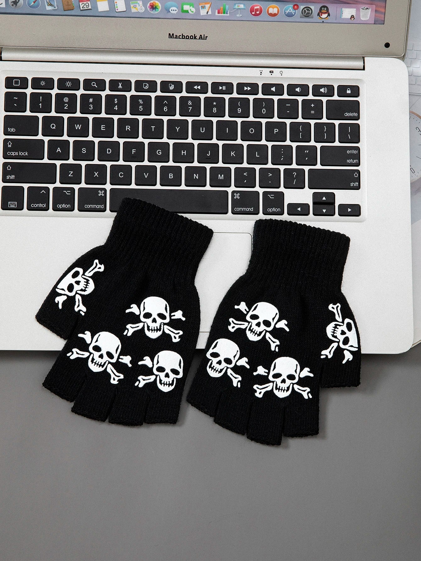 1pcs New Kids Halloween Skeleton Skull Half Finger Luminous Punk Gloves Winter Skull Fingerless Black Mitten
