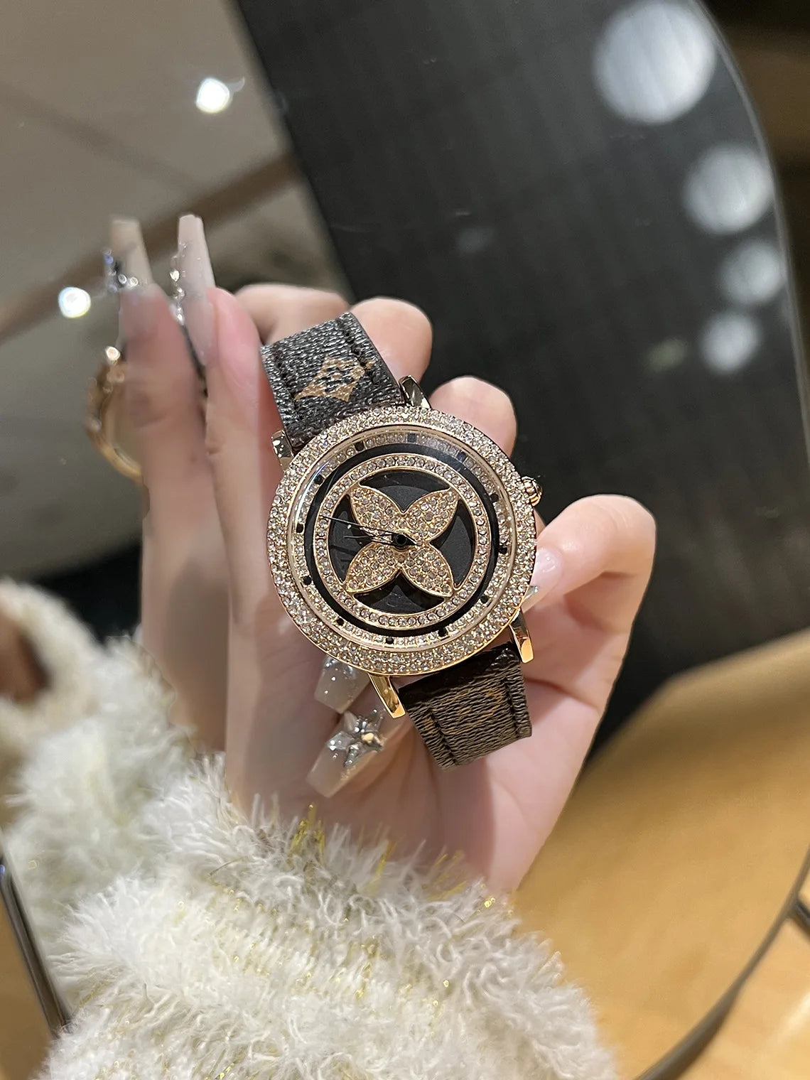 2025 Quality watches for women, four leaf timing, vintage flowers, light luxury, versatile fashion, exquisite temperament